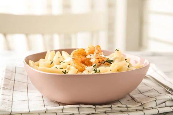 Massa Deliciosa Com Camarões Mesa Dentro Casa — Fotografia de Stock