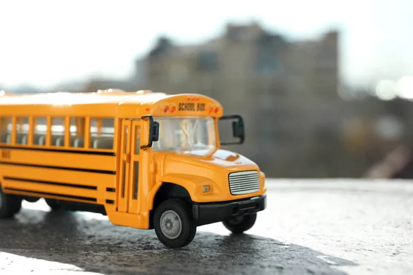 Ônibus Escolar Brinquedo Amarelo Estrada Livre Transporte Estudantes — Fotografia de Stock