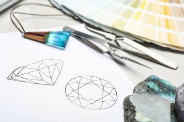 Masaya değerli taşlar çizmek, yakın plan. Tasarımcının işyeri