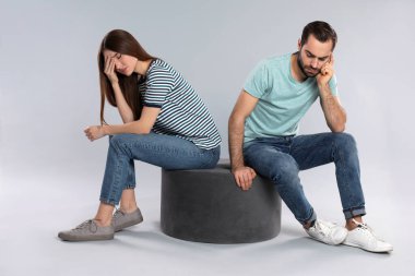 Açık gri arka planda ilişki sorunları olan çift