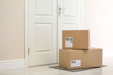 Kapıya yakın kilim üzerinde paketler. Teslimat servisi