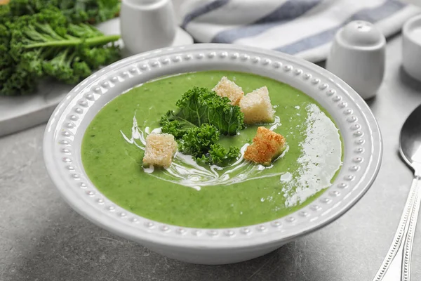 Gustosa Zuppa Cavolo Con Crostini Sulla Tavola Grigia — Foto Stock