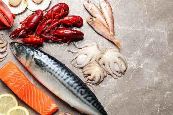大理石桌上的新鲜鱼和海鲜 — 图库照片