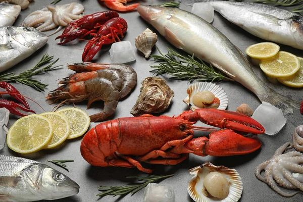 鲜鱼和不同的海鲜放在灰色的桌子上 — 图库照片