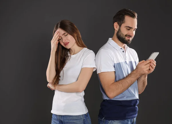 Mannen Med Smartphone Ignorerar Sin Flickvän Svart Bakgrund Relationsproblem — Stockfoto