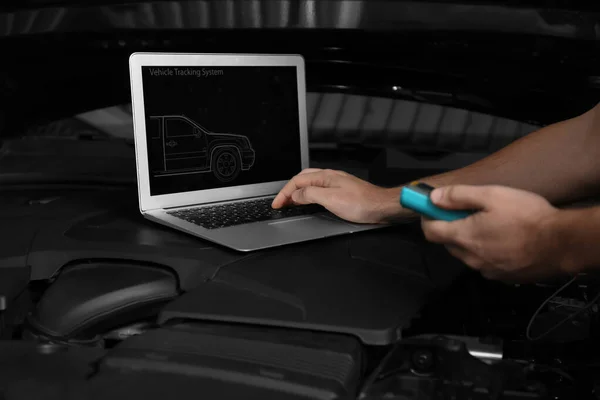 Mecânico Com Laptop Fazendo Diagnóstico Carro Oficina Reparação Automóveis Close — Fotografia de Stock