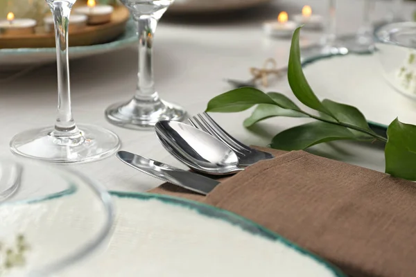 Couverts élégants avec plante verte sur la table, gros plan. Cadre festif — Photo