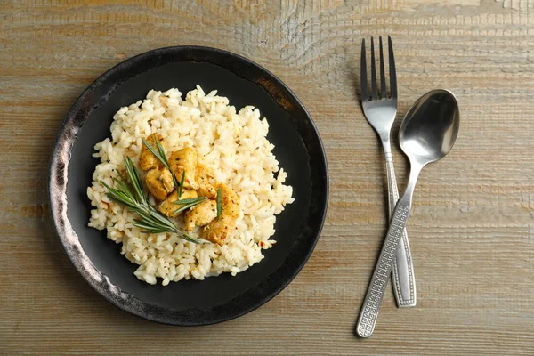 Delicioso Risoto Frango Mesa Madeira Flat Lay — Fotografia de Stock