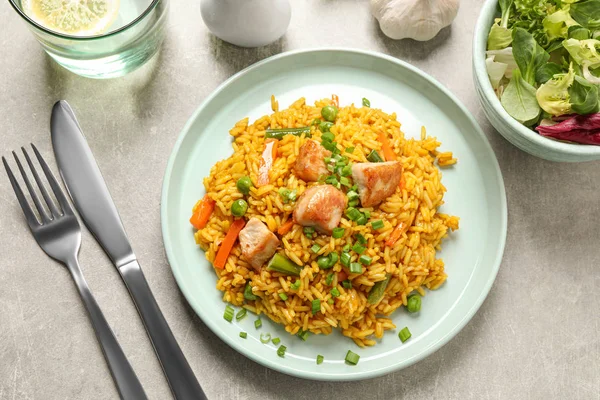 Delicioso arroz pilaf com legumes e frango servido em luz — Fotografia de Stock