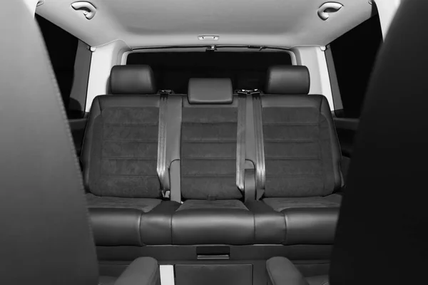 Nuevo coche moderno con asientos cómodos en el interior —  Fotos de Stock