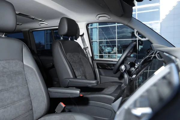 Novo carro moderno com assentos confortáveis dentro — Fotografia de Stock