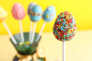 Sarı arka planda farklı lezzetli yumurtaların yakın görüntüsü, mesaj için boşluk. Paskalya tatili