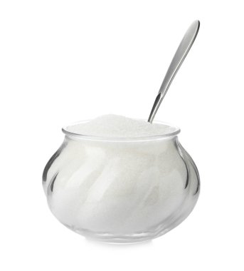 Beyaz üzerine izole edilmiş şeker ve kaşık dolu cam kase.