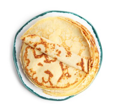 Beyazın üstünde izole edilmiş taze krep yığını.