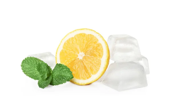 Is kuber, mynta och citron på vit bakgrund — Stockfoto