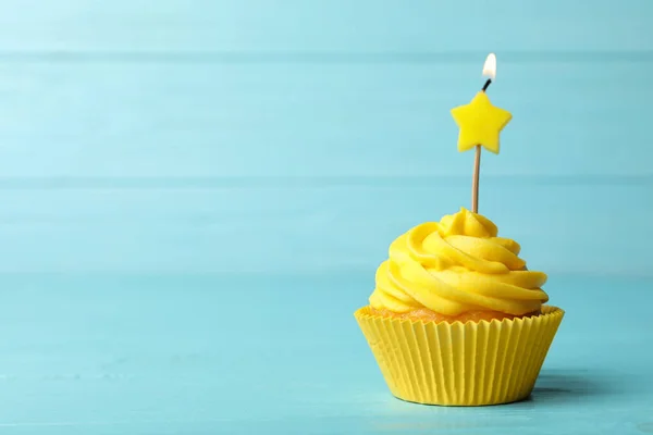 Delizioso Cupcake Compleanno Con Crema Candela Accesa Sfondo Blu Legno — Foto Stock