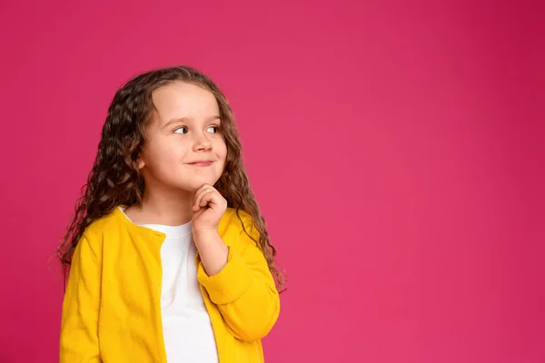 Retrato de niña linda sobre fondo rosa. Espacio para texto —  Fotos de Stock