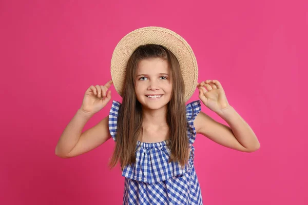 Porträt eines frühpubertären Mädchens mit Hut auf rosa Hintergrund — Stockfoto