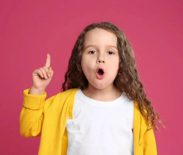 Retrato de menina bonito no fundo rosa — Fotografia de Stock