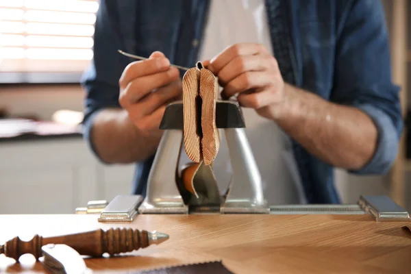 Uomo Cucito Pezzo Pelle Officina Primo Piano — Foto Stock