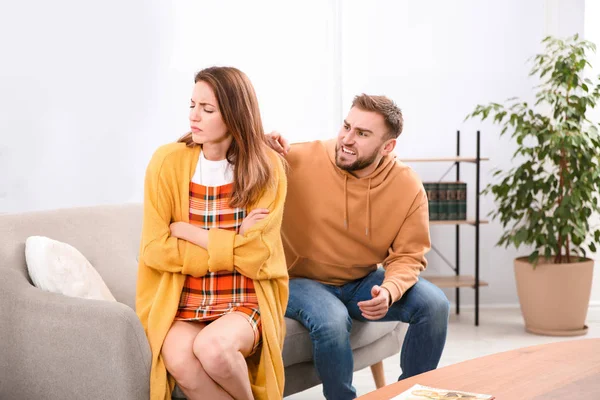 Una pareja discutiendo en casa. Problemas de relación — Foto de Stock