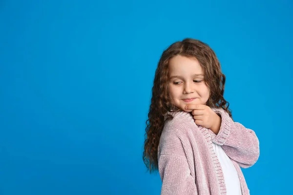 Porträtt av söt liten flicka på ljusblå bakgrund. Plats för — Stockfoto