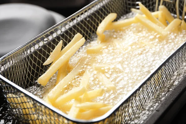 Cocinar Deliciosas Papas Fritas Aceite Caliente Primer Plano — Foto de Stock