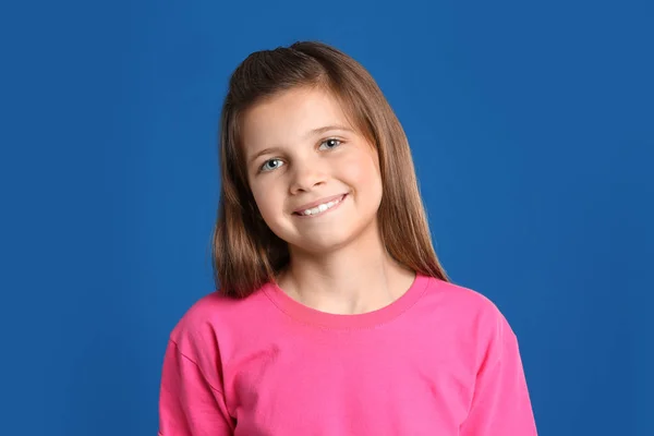 Retrato de niña preadolescente sobre fondo azul —  Fotos de Stock