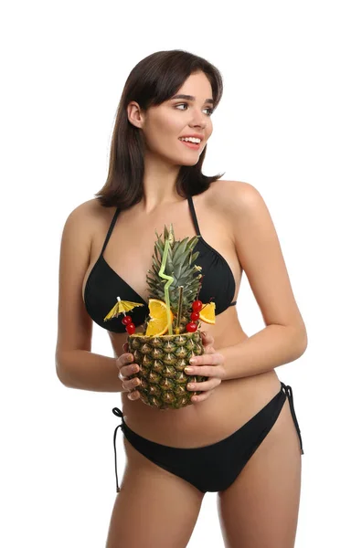Schöne Frau Stylischen Bikini Mit Tropischem Cocktail Auf Weißem Hintergrund — Stockfoto