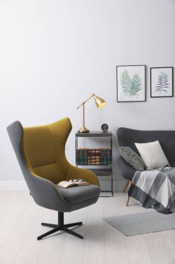 Rahat koltuk, kanepe ve boyayla süslü bir oda.