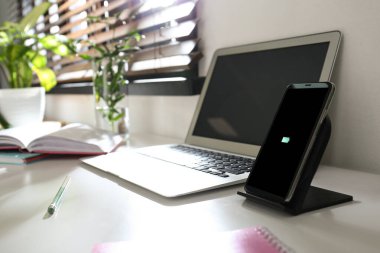 Modern işyeri ve akıllı telefon kablosuz ped ile şarj ediliyor
