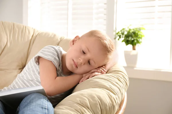 Милий маленький хлопчик спить у стільці Папасану вдома — стокове фото