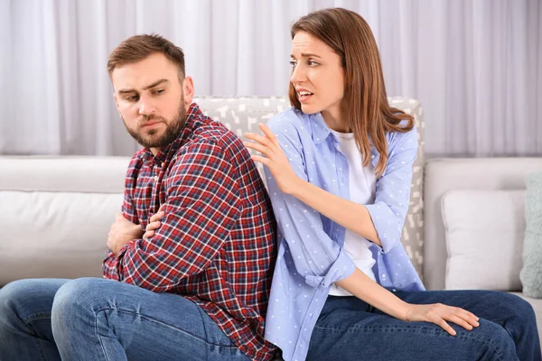 Pareja con problemas en la relación en casa — Foto de Stock