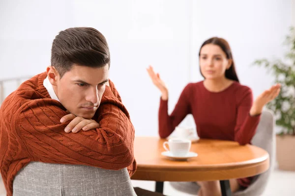 Nieszczęśliwy człowiek po kłótni ze swoją dziewczyną w domu. Stosunki — Zdjęcie stockowe