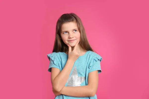 Retrato de niña preadolescente sobre fondo rosa — Foto de Stock