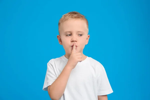 Retrato de lindo niño sobre fondo azul claro — Foto de Stock