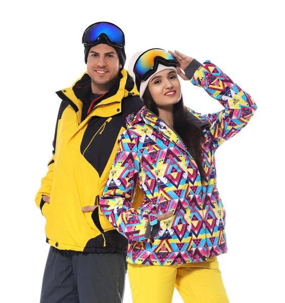 Pár na sobě stylové zimní sportovní oblečení na bílém pozadí — Stock fotografie