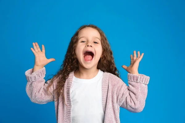 Retrato de menina bonito no fundo azul claro — Fotografia de Stock