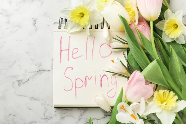 Ноутбук Словами Hello Spring Свежие Цветы Белом Мраморном Столе Плоский — стоковое фото