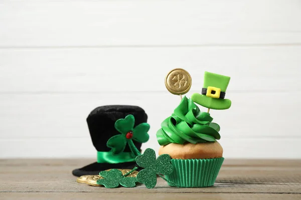 Cupcake Decorato Cappello Sul Tavolo Legno Festa San Patrizio — Foto Stock