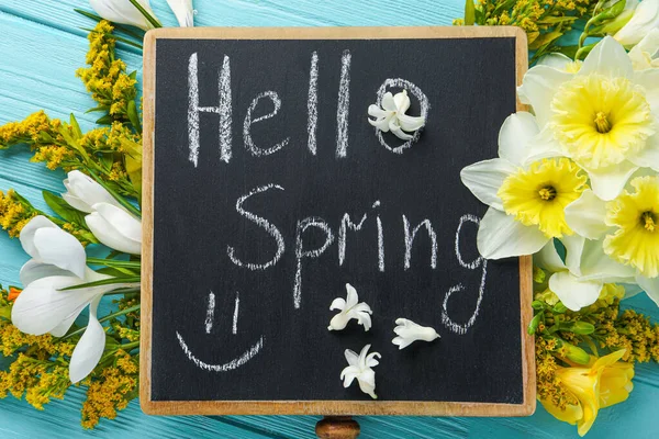 봄이라는 단어와 파란색 테이블에 꽃으로 — 스톡 사진