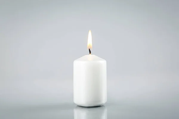 Hořící Bílá Svíčka Světle Šedém Pozadí — Stock fotografie