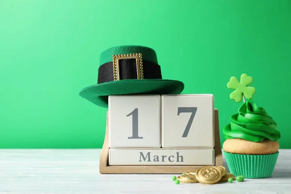 Magdalena Decorada Calendario Bloques Madera Sombrero Monedas Mesa Blanca Celebración — Foto de Stock