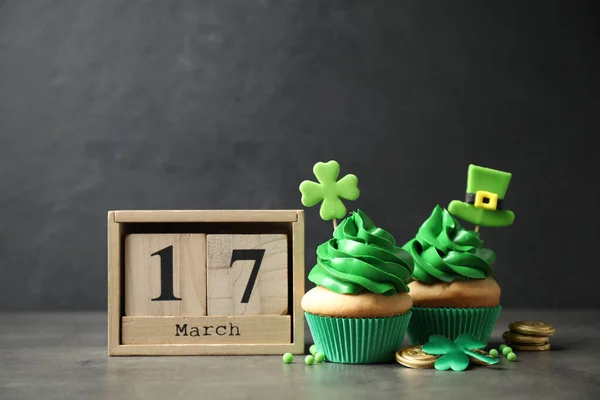 Cupcakes Decorados Calendario Bloques Madera Monedas Mesa Celebración Del Día — Foto de Stock