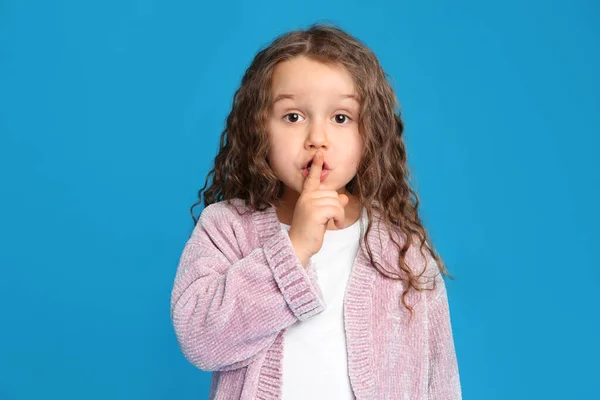 Retrato de linda niña sobre fondo azul claro —  Fotos de Stock