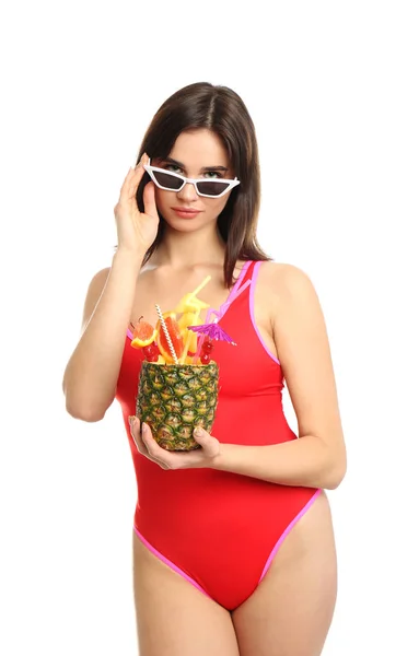 Mooie jonge vrouw met exotische cocktail dragen badpak en — Stockfoto