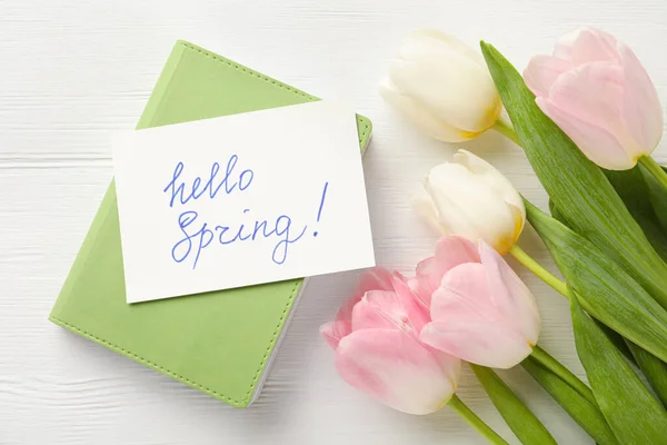 Tarjeta Con Palabras Hello Spring Cuaderno Tulipanes Sobre Mesa Madera — Foto de Stock