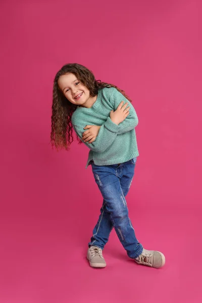 Полный портрет милой маленькой девочки на розовом фоне — стоковое фото