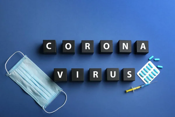 Ξύλινοι Κύβοι Λέξεις Corona Virus Και Την Ιατρική Μπλε Φόντο — Φωτογραφία Αρχείου