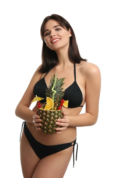 Schöne Frau Stylischen Bikini Mit Tropischem Cocktail Auf Weißem Hintergrund — Stockfoto